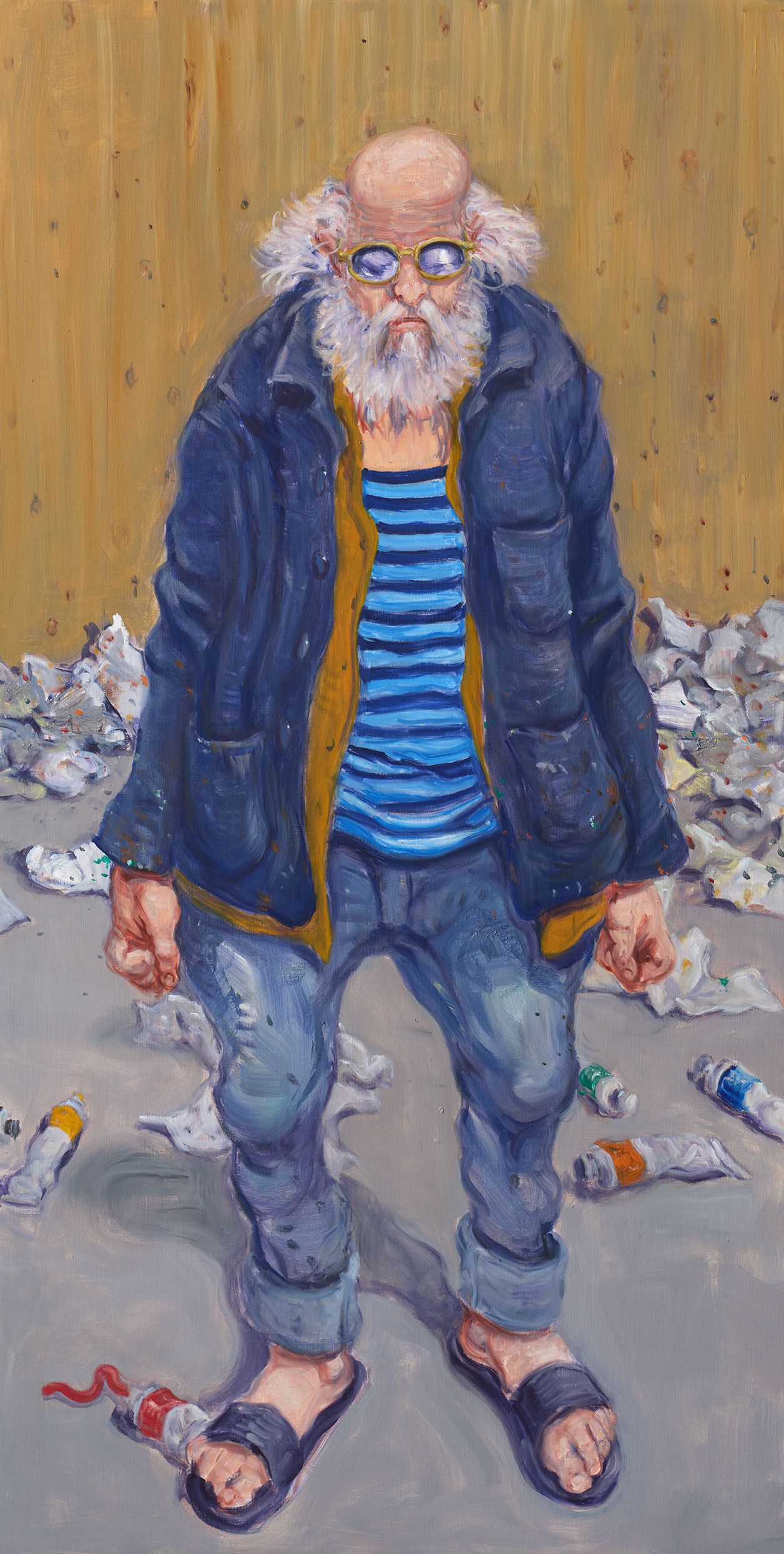 Michael Kvium: Maleri af ældre mand med vildt hår og briller, omgivet af malertuber, stående foran væg – olie på lærred, 200x100 cm, 2025.